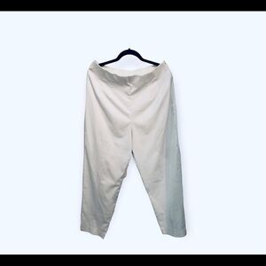 Women’s white Briggs New York ankle pant with hidden side zipper.